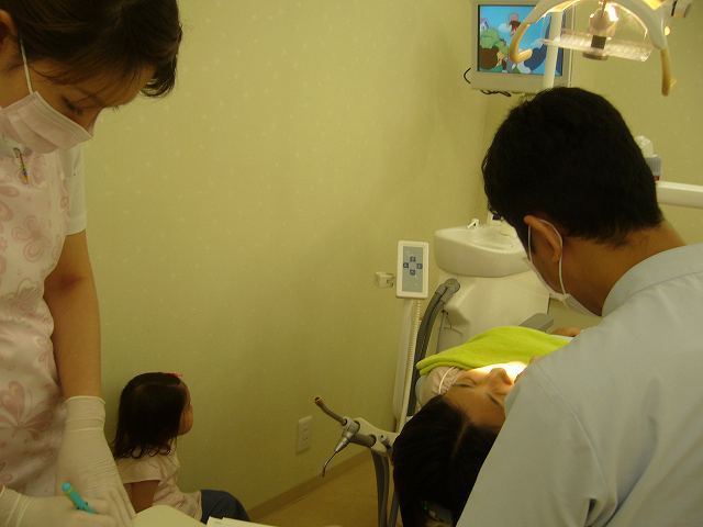 足立区綾瀬の歯医者　新井歯科医院　お子様づれの診療の様子